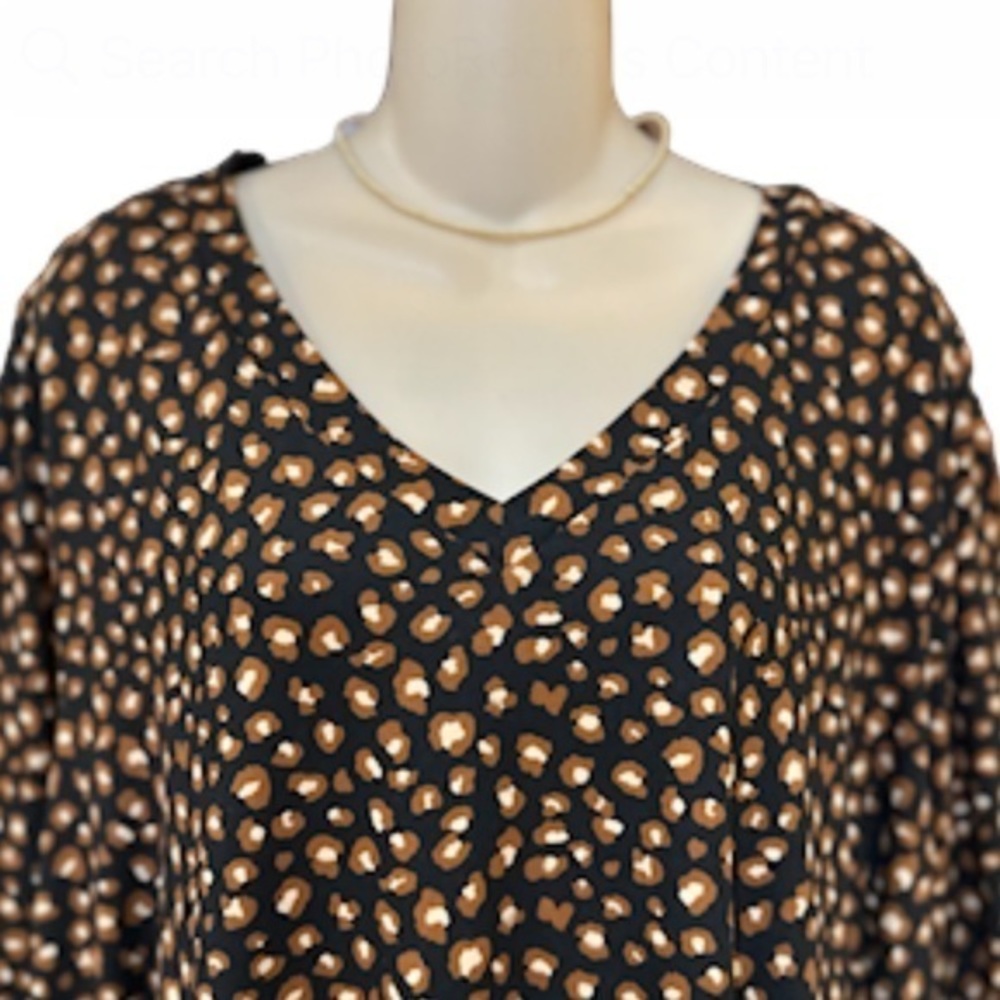 NWT Boutique Black animal print v neck top - Picture 3 of 9